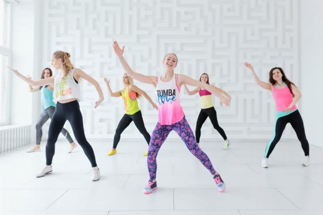 Học các bước nhảy dance cơ bản cho người mới bắt đầu với hướng dẫn chi tiết từng động tác.
